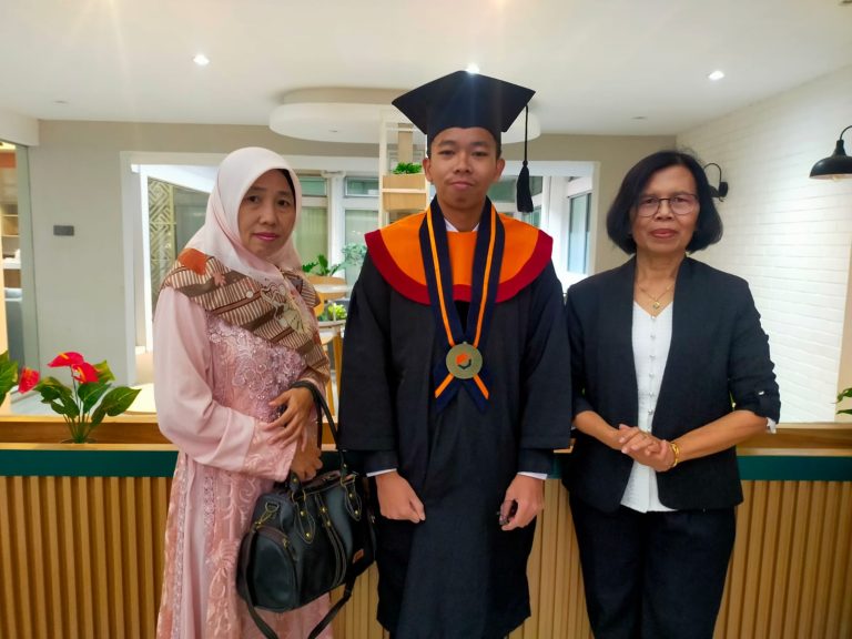 Dari Anyer Menuju Polban: Deryl Fathan Elyana Raih IPK Sempurna 4,00 dengan Predikat Summa Cum Laudex